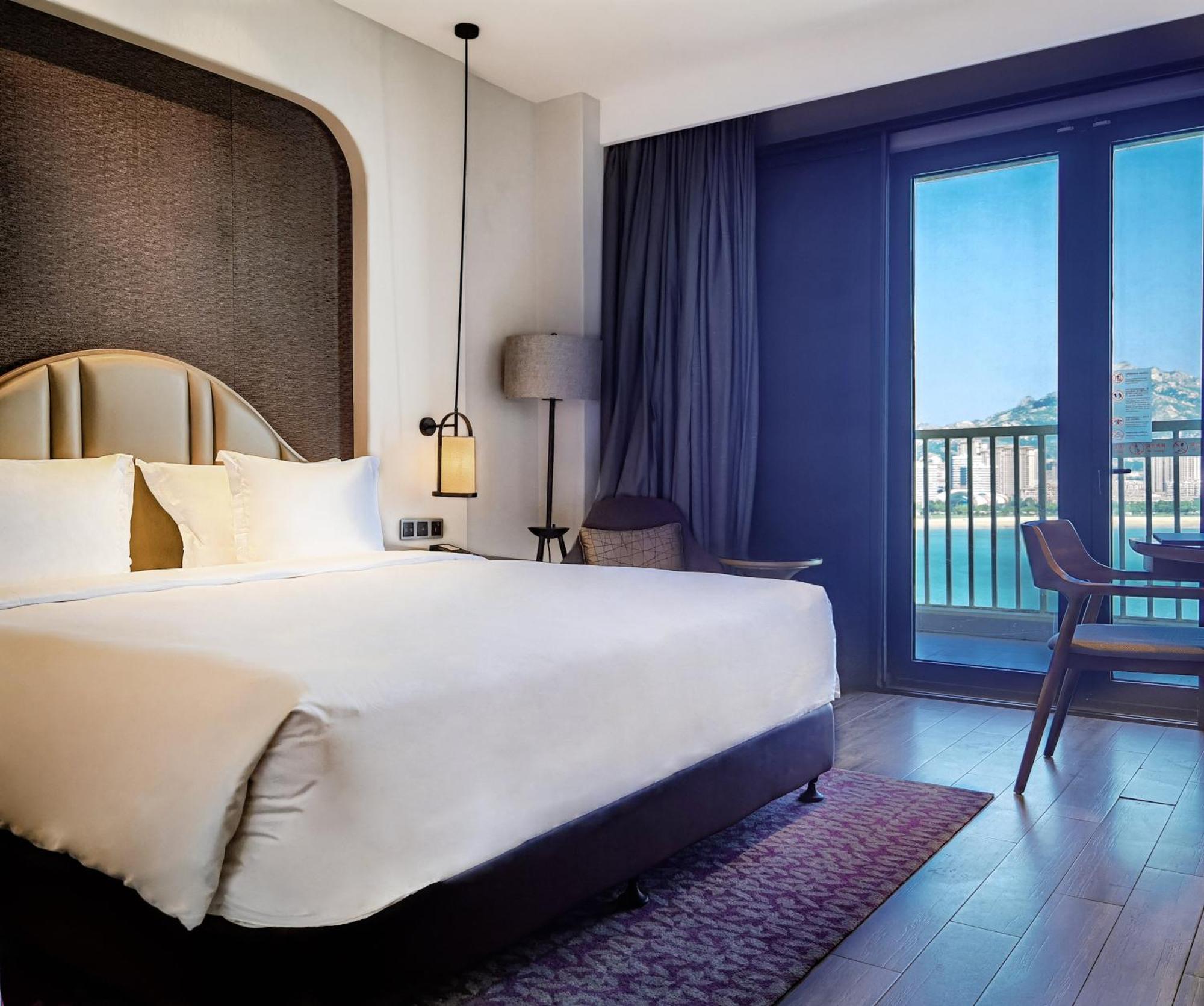 Crowne Plaza Qingdaoorientalmoviemetropolis By Ihg Hotel Exterior photo