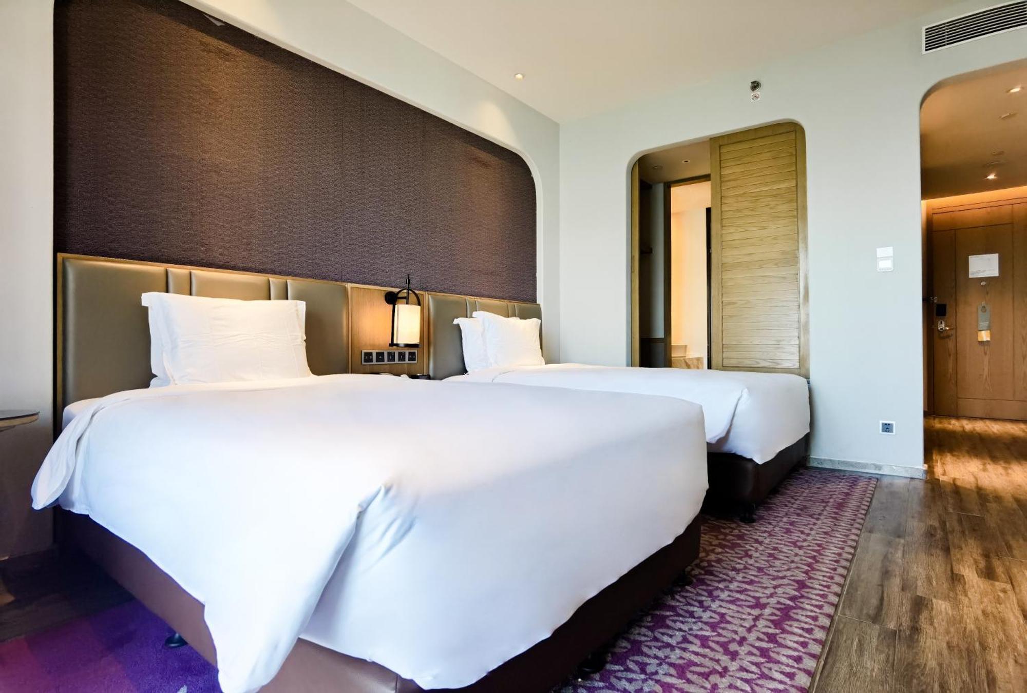 Crowne Plaza Qingdaoorientalmoviemetropolis By Ihg Hotel Exterior photo