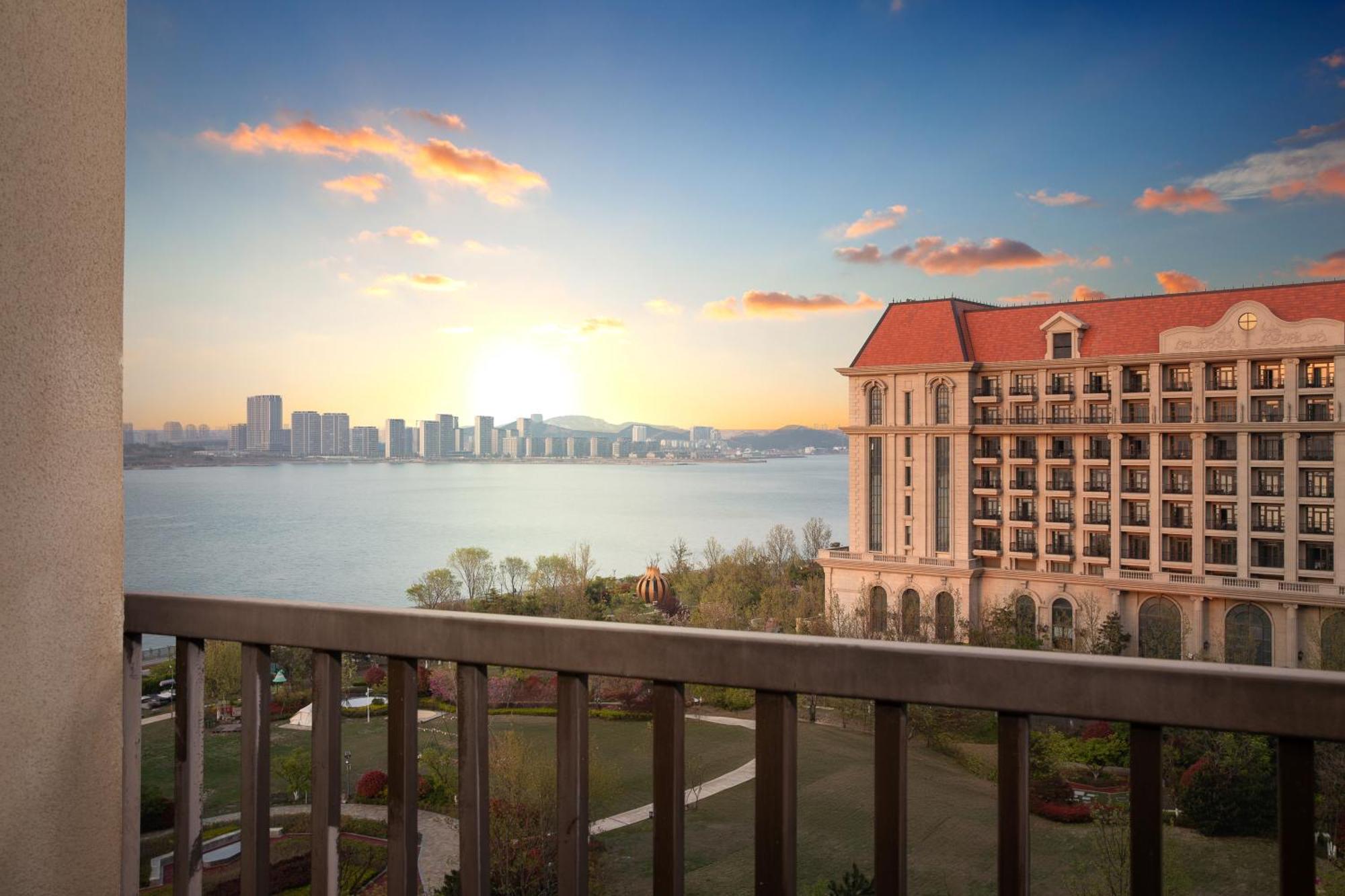 Crowne Plaza Qingdaoorientalmoviemetropolis By Ihg Hotel Exterior photo